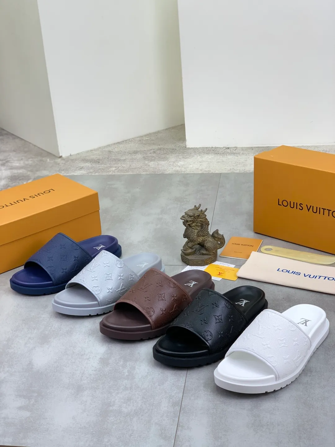 Men's shoes 💰P300💰【New style】🆘 Original quality 【LOUIS VUITTON】The popular Louis Vuitton LV men's slippers on the official website are on sale simultaneously! Original fabric imported from Italy, original factory special supply, code number: 38-44 (45 customized), many colors available